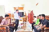 Phó Trưởng ban Xây dựng Đảng xã Đăk Rơ Wa Trần Đình Nghệ phát biểu tại buổi họp chi bộ mở rộng của Chi bộ thôn Kon Rẻ Plơng.