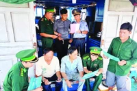 Bộ đội Biên phòng tuyên truyền các quy định về chống khai thác IUU cho ngư dân trên tàu cá.