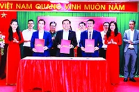 Sở Khoa học và Công nghệ tỉnh Đắk Lắk và các đơn vị ký kết biên bản ghi nhớ. (Ảnh TUẤN HẢI)