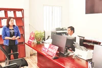 Bà Mã Thị Tươi, Phó Chủ tịch Thường trực Hội đồng nhân dân thành phố Cần Thơ kiểm tra hoạt động tại Trung tâm Phục vụ hành chính công xã Vị Thanh 1.