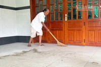 Ông Ngô Văn Trong với cảnh bụi bám đầy sàn nhà. 