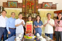 Đồng chí Lê Minh Trí đến thăm và tặng quà cho gia đình chính sách Dương Thị Sự, ngụ phường Long Châu, tỉnh Vĩnh Long. 