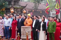 Ban tổ chức Lễ hội mùa Xuân Côn Sơn-Kiếp Bạc dâng hương tại chùa Côn Sơn.