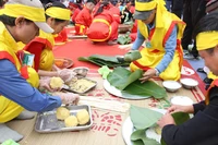 Các nghệ nhân thi phần gói bánh chưng.