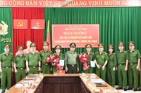 Thiếu tướng Nguyễn Đức Thuận, Giám đốc Công an tỉnh Tuyên Quang trao thưởng cho các đơn vị nghiệp vụ phá thành công chuyên án.