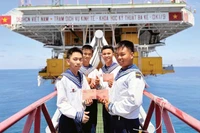 Niềm vui của những chiến sĩ của nhà giàn DK1/9 lần đầu tham gia bầu cử đại biểu Quốc hội và đại biểu Hội đồng nhân dân các cấp.