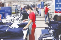 Sản xuất các mặt hàng xuất khẩu tại Tổng công ty May 10. (Ảnh: ĐĂNG ANH)