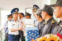 Đại diện Vùng Cảnh sát biển 3 động viên các lực lượng bầu cử sớm và thực hiện nhiệm vụ trên biển. (Ảnh ĐVCC)