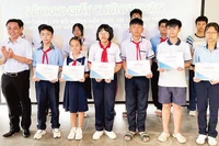 Trao giấy chứng nhận cho các học sinh tham gia lớp bồi dưỡng AI. 