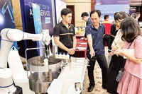 Đại biểu tham quan, tìm hiểu một mô hình dây chuyền sản xuất thông minh tại một hội thảo liên quan mới đây.