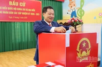 Đồng chí Vũ Hồng Văn, Ủy viên Trung ương Đảng, Bí thư Tỉnh ủy, Trưởng Đoàn đại biểu Quốc hội tỉnh Đồng Nai bỏ phiếu bầu cử tại phường Trấn Biên.