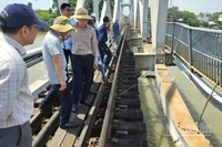 Ông Nguyễn Quốc Vượng, Phó Tổng Giám đốc Tổng Công ty đường sắt Việt Nam (thứ ba từ trái qua) chỉ đạo công tác khắc phục sự cố tại hiện trường 8/3.