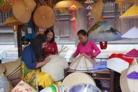 Giới thiệu nét đẹp nghề làm nón tại không gian di tích Văn Miếu-Quốc Tử Giám.