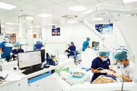 Người cao tuổi được chăm sóc tại Trung tâm răng hàm mặt kỹ thuật cao (Bệnh viện Thống Nhất).