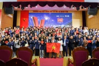 Tổng Biên tập Báo Nhân Dân Lê Quốc Minh cùng các đại biểu, giáo viên, sinh viên nhà trường tại buổi chiếu.