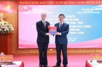 PGS,TS Vũ Trọng Lâm, Giám đốc - Tổng Biên tập Nhà xuất bản Chính trị quốc gia Sự thật trao tặng cuốn sách cho đồng chí Rogelio Polanco Fuentes, Đại sứ đặc mệnh toàn quyền nước Cộng hòa Cuba tại Việt Nam.