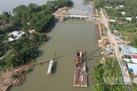 Đồng Tháp vận hành các cống để ngăn mặn, bảo vệ sản xuất cho người dân.