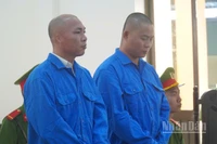 Hai bị cáo tại phiên tòa.