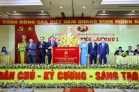 Phó Bí thư Thường trực Tỉnh ủy Đồng Nai Tôn Ngọc Hạnh tặng bức trướng của Ban Chấp hành Đảng bộ tỉnh tặng đại hội.