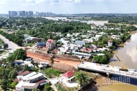 Hương lộ 2 kết nối Đồng Nai với Thành phố Hồ Chí Minh.