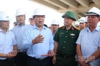 Bộ trưởng Xây dựng Trần Hồng Minh và Chủ tịch Ủy ban nhân dân tỉnh Đồng Nai Võ Tấn Đức kiểm tra dự án đường cao tốc Biên Hòa-Vũng Tàu.