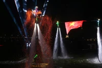 Một màn biểu diễn trên sông Đồng Nai tối 30/12.