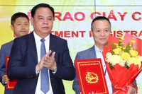 Phó Bí thư Tỉnh ủy, Chủ tịch Ủy ban nhân dân tỉnh Đồng Nai Võ Tấn Đức trao Giấy chứng nhận đầu tư cho một nhà đầu tư FDI.