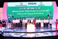 Lãnh đạo Báo và Phát thanh, Truyền hình Đồng Nai ký hợp đồng với một số doanh nghiệp tài trợ các giải đấu.