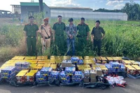 Lực lượng Công an bắt giữ đối tượng Đỗ Văn Chúc và số pháo nổ trái phép.