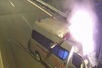 Sau cú va chạm xe cứu thương bốc cháy dữ dội.