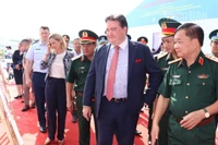 Thượng tướng Hoàng Xuân Chiến cùng Đại sứ Đặc mệnh toàn quyền Hợp chúng quốc Hoa Kỳ tại Việt Nam Marc Evans Knapper tại sự kiện ở sân bay Biên Hòa sáng 15/9.