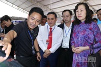 Lãnh đạo tỉnh Đồng Nai và đại biểu tham quan gian hàng trưng bày sản phẩm khoa học và công nghệ.