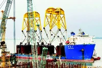 Sản xuất chân đế điện gió ngoài khơi tại cảng PTSC Vũng Tàu. (Ảnh HOÀNG ANH)