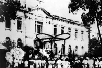 Ngày 19/8/1945, sau cuộc mít tinh tại Quảng trường Nhà hát Lớn, quần chúng nhân dân Thủ đô đã đánh chiếm Bắc Bộ phủ, cơ quan đầu não của chính quyền tay sai Pháp ở Bắc Bộ. (Nguồn: Tư liệu TTXVN)
