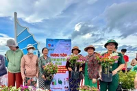 Ủy ban nhân dân phường Mũi Né tổ chức chương trình Đổi rác thải nhựa lấy cây hoa giấy năm 2025.