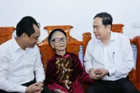 Chủ tịch Quốc hội Trần Thanh Mẫn thăm và tặng quà Mẹ Tạ Thị Trần. (Ảnh: TTXVN)