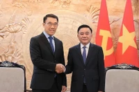 Thường trực Ban Bí thư Trần Cẩm Tú tiếp Quyền Trưởng Ban Đối ngoại Trung ương Đảng Nhân dân Cách mạng Lào Bounleua Phandanouvong. (Ảnh: AN ĐĂNG/TTXVN)