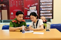 Công an xã Vạn Hòa, thành phố Lào Cai (tỉnh Lào Cai) hướng dẫn người dân thực hiện thủ tục hành chính qua ứng dụng VNeID.