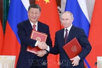 Chủ tịch Trung Quốc Tập Cận Bình (trái) và Tổng thống Nga Vladimir Putin tại cuộc gặp ở Moskva ngày 8/5/2025. (Ảnh: THX/TTXVN)
