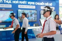 Học sinh trải nghiệm công nghệ thực tế ảo tại Triển lãm Đà Nẵng - Phát triển và Hội nhập.