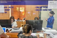 Người dân làm thủ tục chứng thực tại phường Định Công, Hà Nội.
