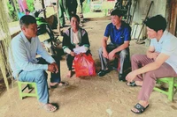 Lãnh đạo xã người dân tộc thiểu số bám địa bàn, thường xuyên tuyên truyền người dân trong xã thực hiện tốt chính sách, pháp luật của Nhà nước. (Ảnh: baolaichau.vn)