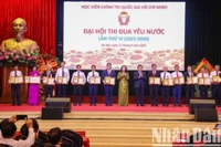 Đồng chí Nguyễn Xuân Thắng, Ủy viên Bộ Chính trị, Giám đốc Học viện Chính trị quốc gia Hồ Chí Minh, Chủ tịch Hội đồng Lý luận Trung ương và đồng chí Võ Thị Ánh Xuân, Ủy viên Trung ương Đảng, Phó Chủ tịch nước, Phó Chủ tịch thứ nhất Hội đồng Thi đua - Khen thưởng Trung ương tặng bằng khen biểu dương, tôn vinh các cá nhân điển hình tiên tiến. (Ảnh: DUY LINH)
