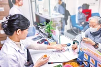 Người già đến khám tại Bệnh Viện Lão khoa Trung Ương nhận thuốc bảo hiểm y tế. (Ảnh: THÀNH ĐẠT)