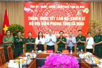 Ủy viên Trung ương Đảng, Bí thư Tỉnh ủy Cà Mau Nguyễn Hồ Hải (thứ 5 từ trái qua) cùng Đoàn công tác của Tỉnh ủy Cà Mau chụp hình lưu niệm khi đến thăm Ban Chỉ huy Bộ đội Biên phòng Cà Mau. 