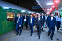 Đồng chí Lê Quốc Minh, Ủy viên Trung ương Đảng, Tổng Biên tập Báo Nhân Dân, Phó Trưởng ban Tuyên giáo và Dân vận Trung ương, Chủ tịch Hội Nhà báo Việt Nam, cùng lãnh đạo ngành Đường sắt và doanh nghiệp đồng hành trực tiếp thăm hỏi, động viên, chúc Tết cán bộ, nhân viên đường sắt.