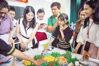 Y Hỉnh (đeo mic) đang giới thiệu về Nông trại vui vẻ tại Hội thi. Nguồn: UNICEF Việt Nam