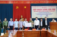 Các đồng chí nguyên Ủy viên Ban Thường vụ Tỉnh ủy Đắk Lắk trao hỗ trợ 5 tỷ đồng cho tỉnh Đắk Lắk khắc phục hậu quả lũ lụt. (Ảnh: BÁ LỤC)
