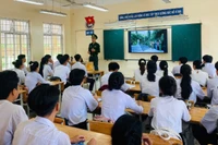 Cán bộ Đồn Biên phòng Xuân Đài tuyên truyền Luật Biên phòng Việt Nam cho học sinh Trường trung học cơ sở và trung học phổ thông Nguyễn Khuyến. 