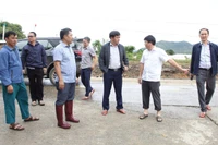 Giám đốc Sở Nông nghiệp và Môi trường tỉnh Đắk Lắk Nguyễn Minh Huấn (người đứng thứ 3 từ phải sang) và Đoàn công tác của Sở đã trực tiếp đi kiểm tra chỉ đạo công tác ứng phó với mưa lũ tại hai xã Yang Mao và xã Cư Pui bị ngập lụt nặng. 